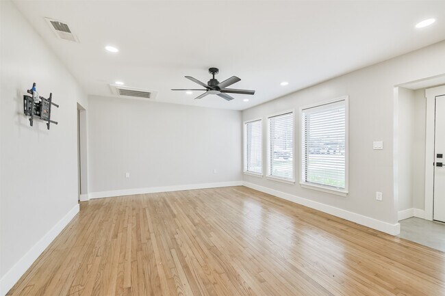 Building Photo - 6205 S Rice Ave