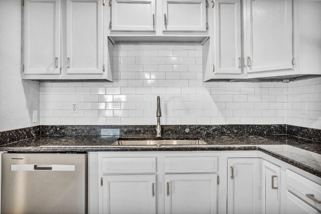 Building Photo - 705 E 9th Ave