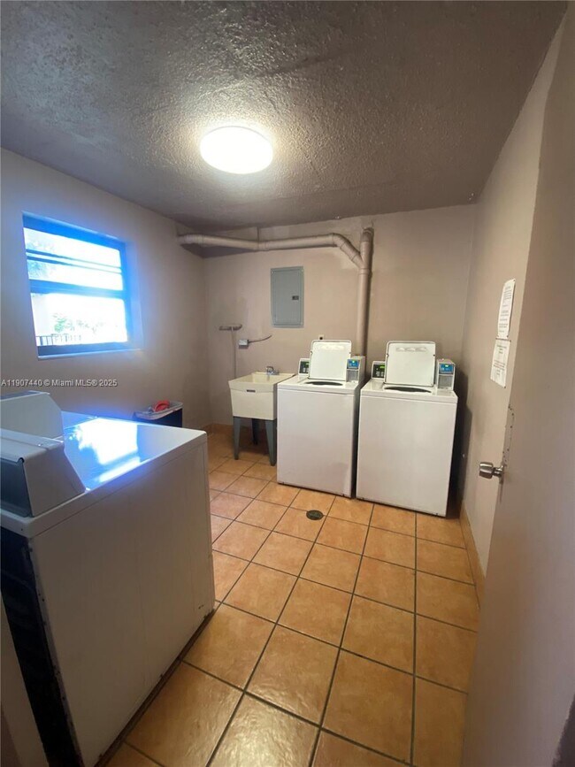 Building Photo - 605 NW 72nd Ave