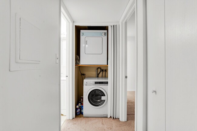 Building Photo - 150 Fountainview Ln