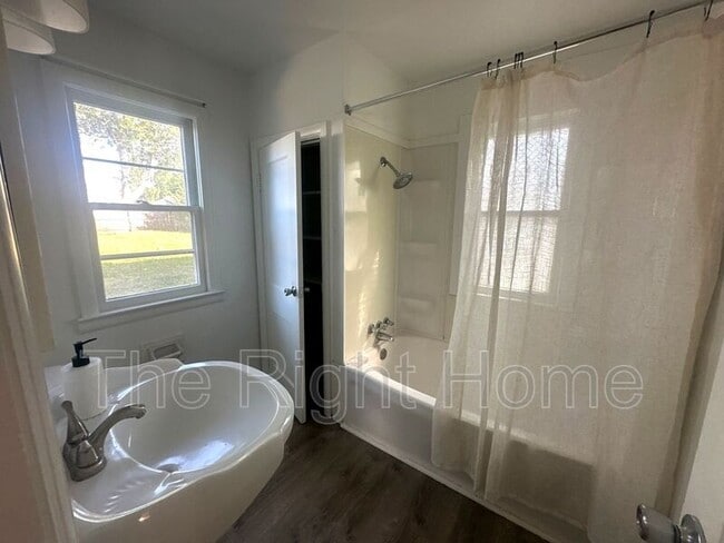 Building Photo - 5417 S 49th St