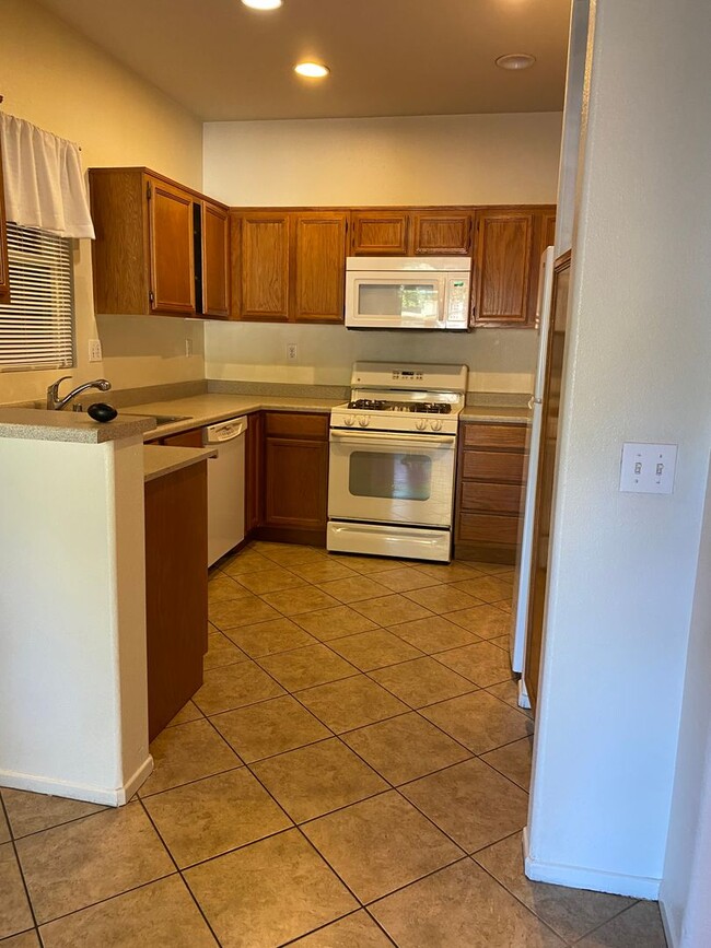 Building Photo - Gated Community Condo in the Heart of Murr...