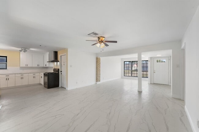 Building Photo - 9711 Bertwood St