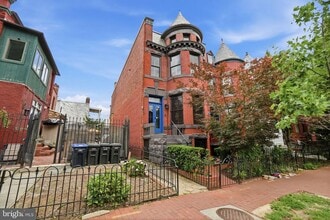 Building Photo - 210 8th St SE