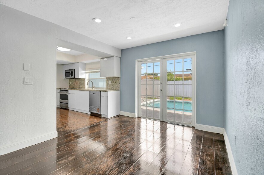 Building Photo - 8960 Sunset Strip