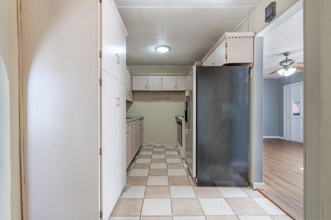 Building Photo - 875 Plainview Dr