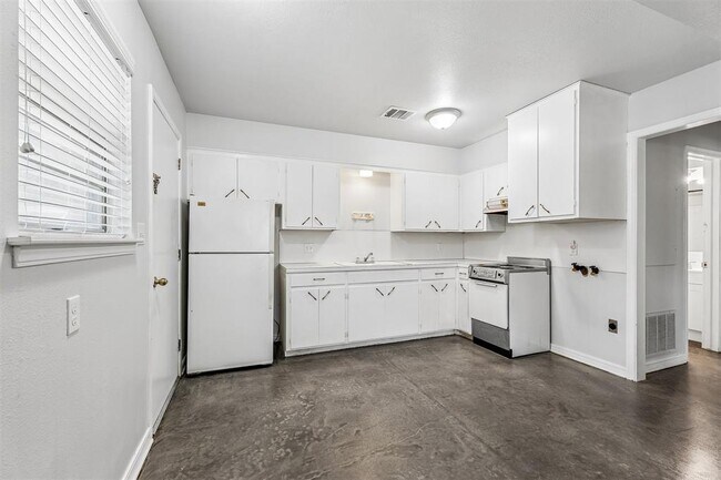 Building Photo - 528 N Beard Ave