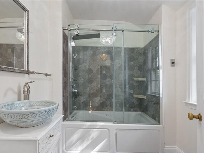 Building Photo - Vintage home with Modern finishes and fenc...