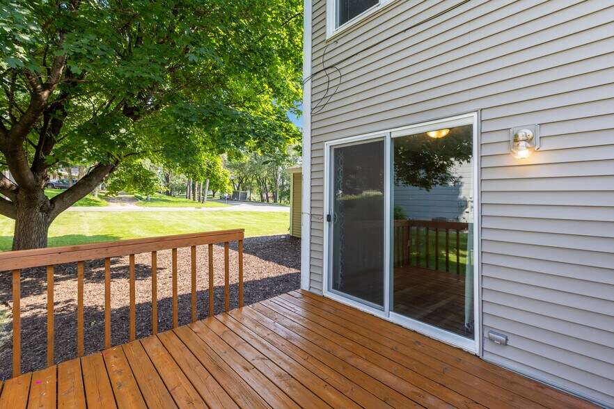 Relaxing deck - 212 12th St
