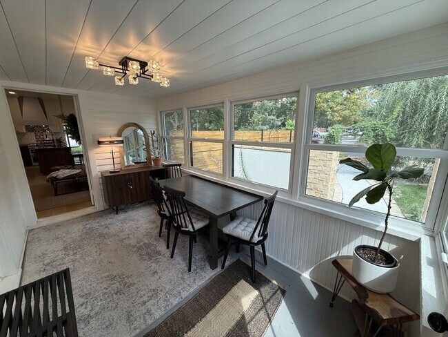 Building Photo - Fully Furnished Home In Great Location - J...