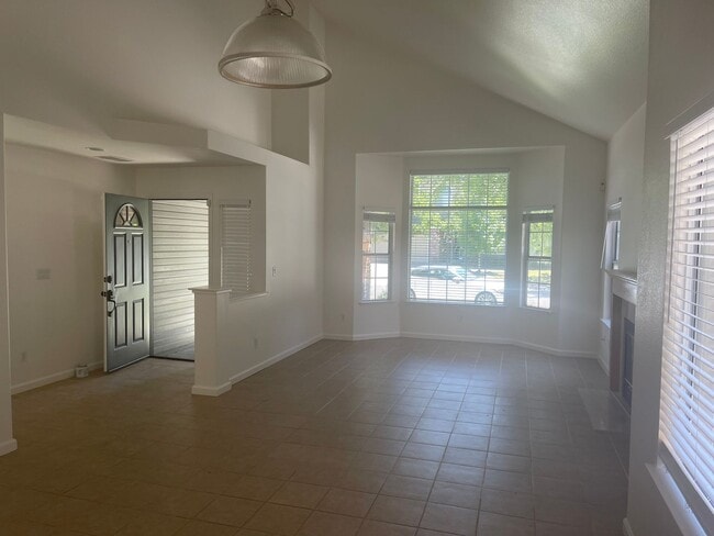 Building Photo - 3 Bedroom 3 Bath Home in West Natomas