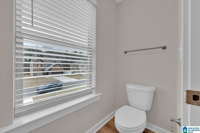 Building Photo - 170 Kings Wy