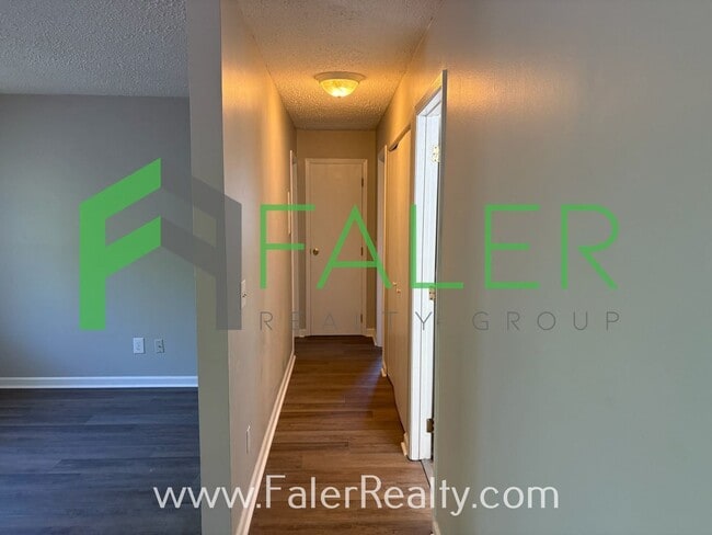 Building Photo - Spacious 2nd Floor Condo