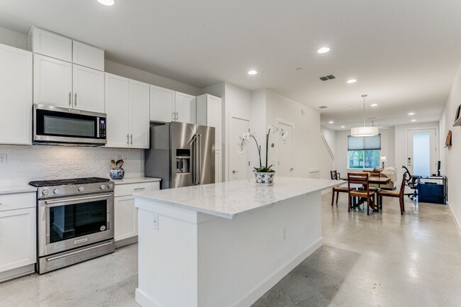 Building Photo - CONTEMPORARY MAHNCKE PARK TOWNHOME