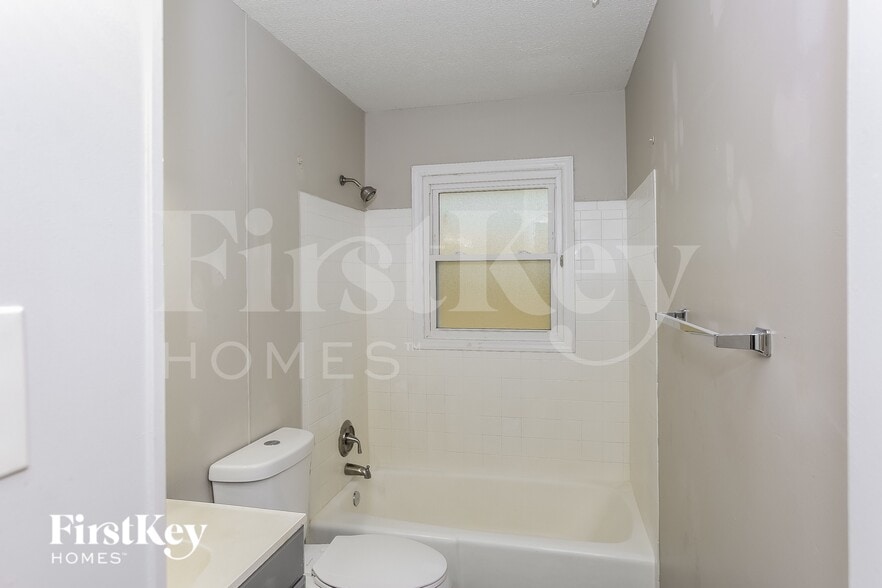Building Photo - 2330 Knight Dr