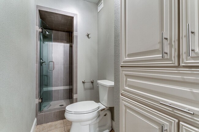 Building Photo - 2-BEDROOM CONDO AT OLMOS PARK TOWNHOMES