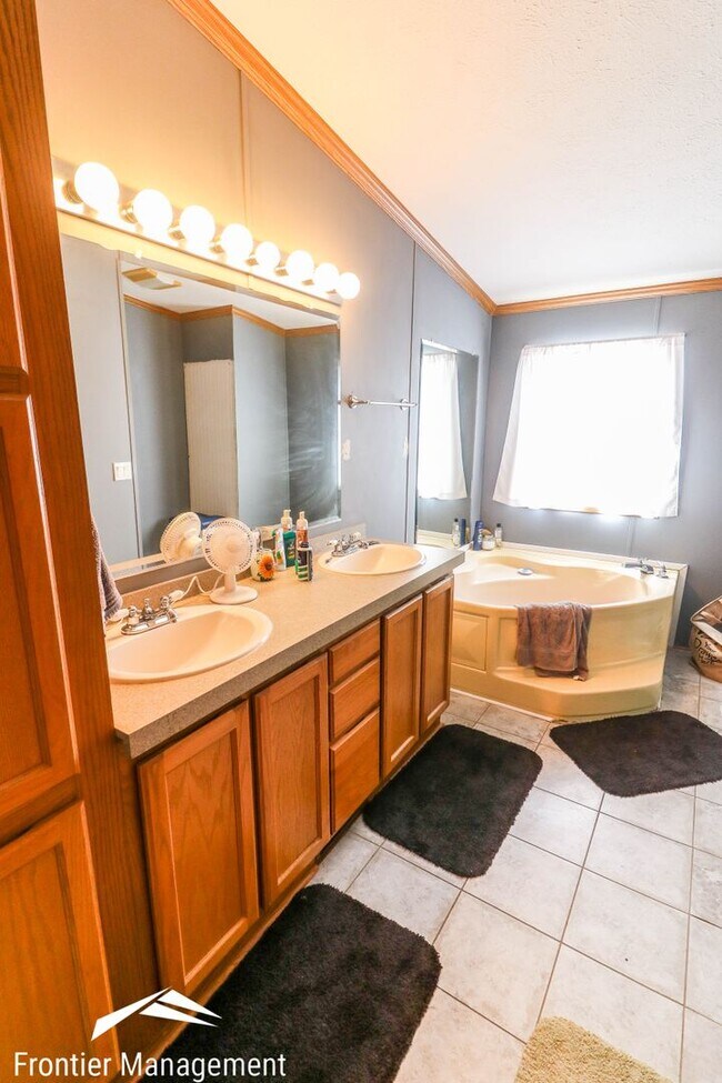 Building Photo - Awesome 3 bedroom 2 bathroom home located in OGDEN KS!