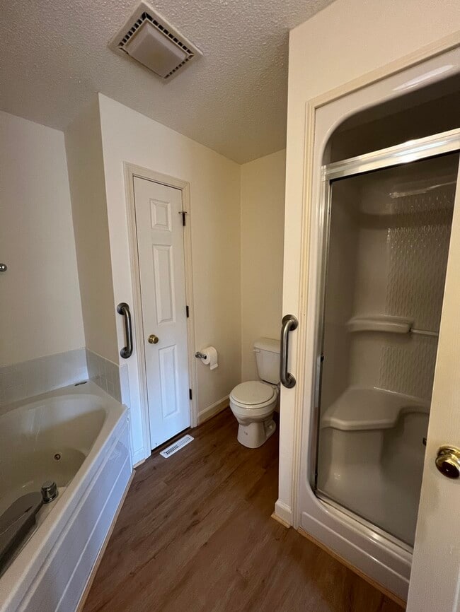 Building Photo - 303 Lake Pointe Dr