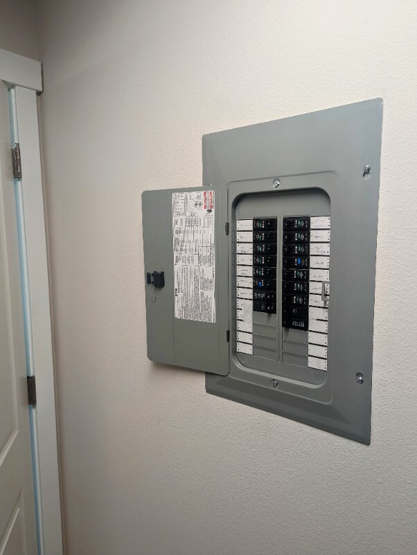 Building Photo - 957 W 12th Ave