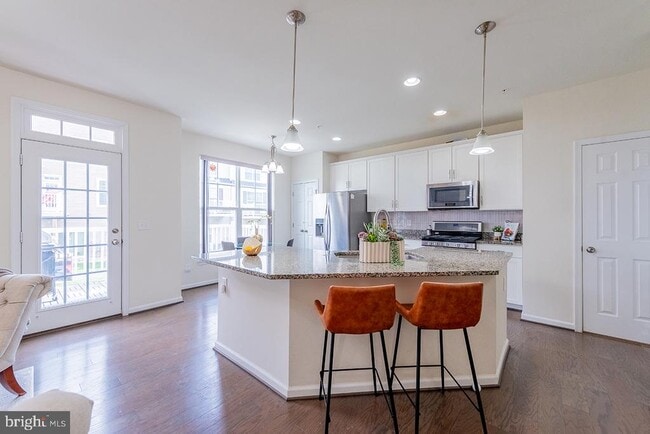 Building Photo - 43376 Town Gate Square