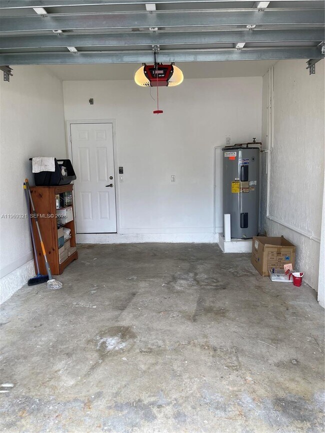 Building Photo - 10844 NW 84th St