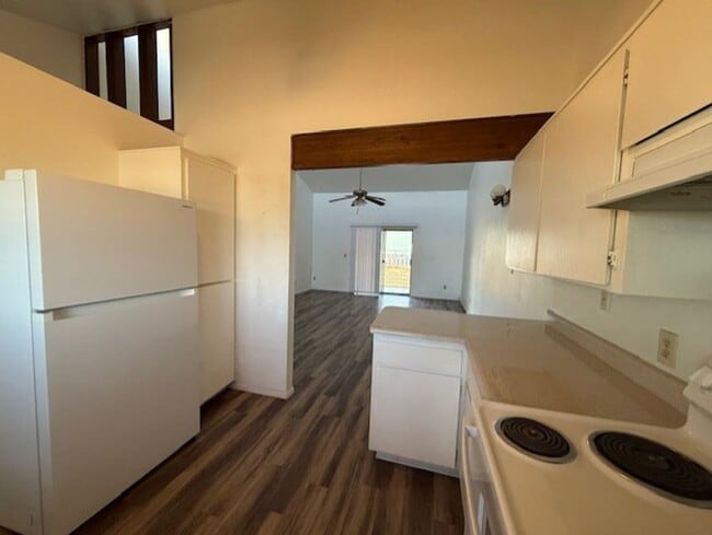 Building Photo - 2 Bedroom 2 Bath Contact Property Pros Pro...
