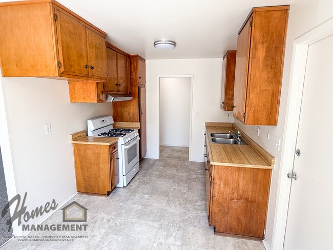 Building Photo - Homes Management - 3 Bed, 2 Bath San Marcos Home