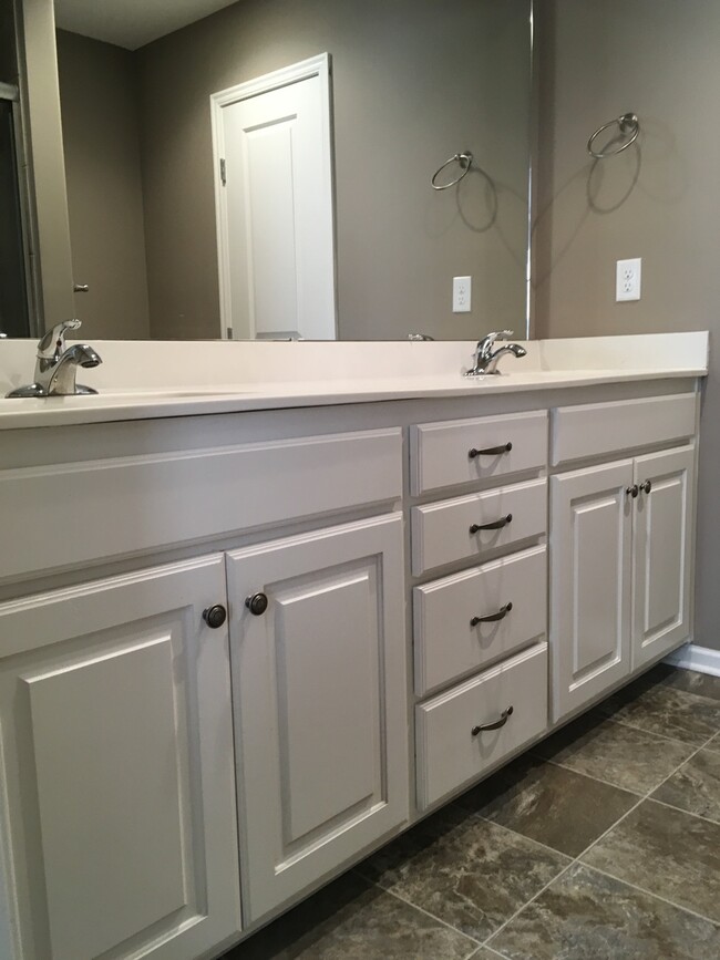 Building Photo - 3 Bed 2 Car Townhome in Grain Valley