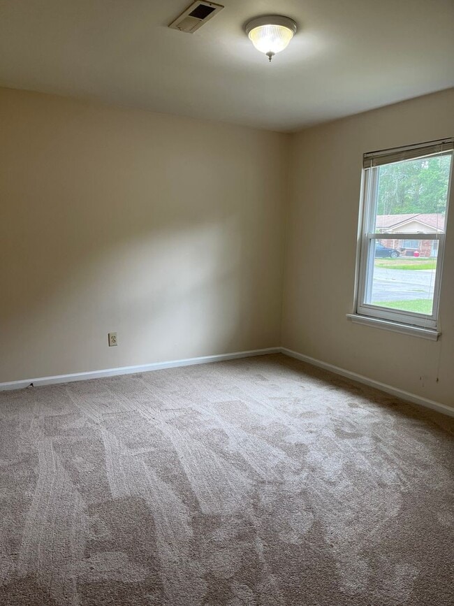 Building Photo - 2 Bedroom 2 Bath Duplex located in Dorchester 2 school district~