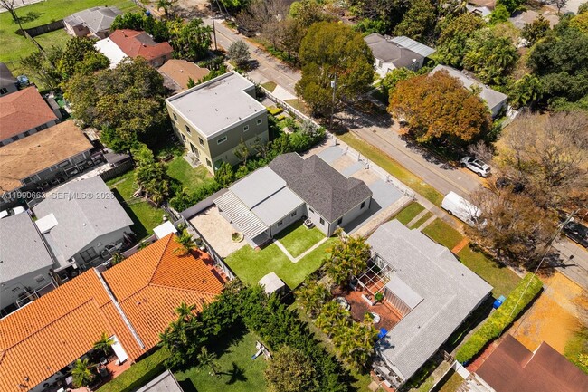 Building Photo - 3640 SW 13th St