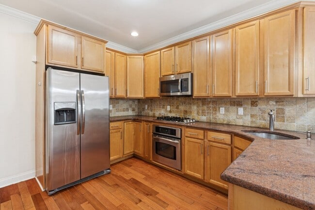 Building Photo - Beautiful 3 bedroom house with Private bac...
