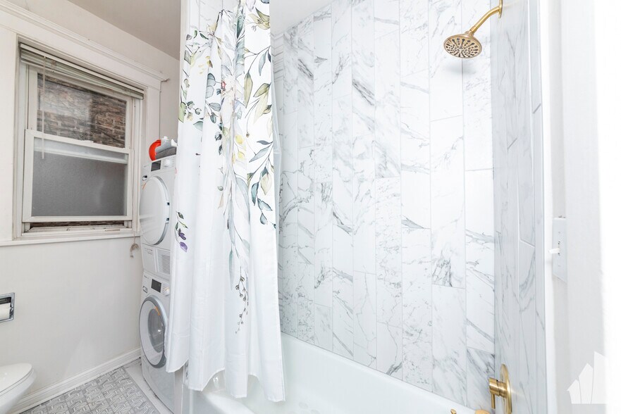 Building Photo - 842 W Waveland Ave