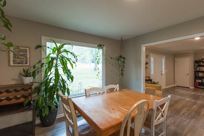 Building Photo - 210 Elliott Ct