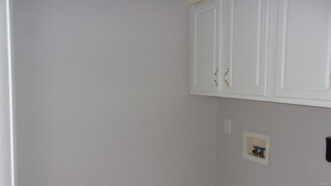 Building Photo - 826 Bluegrass Dr
