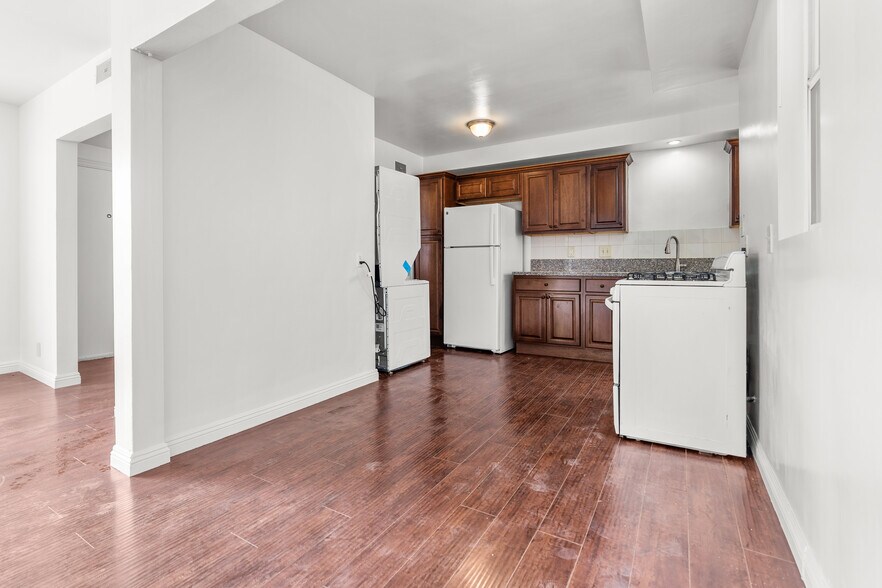 Building Photo - 1142 S Serrano Ave