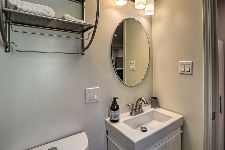 Building Photo - 2715 MacArthur Blvd