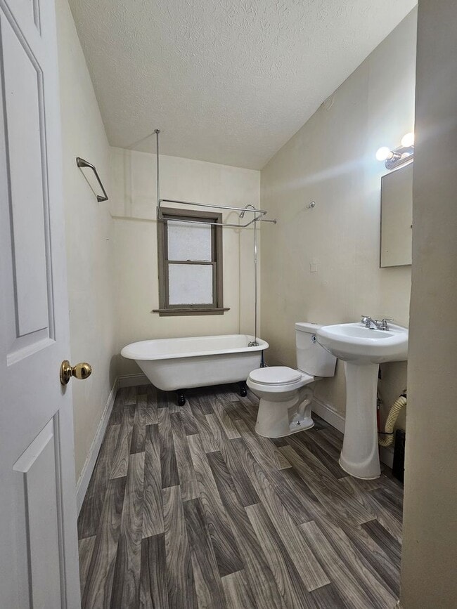 Building Photo - 3913 Henritze Ave