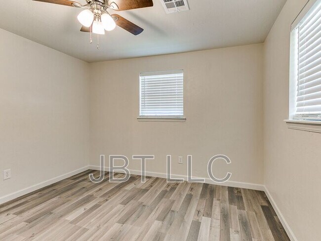 Building Photo - 4416 Meadowoak Dr