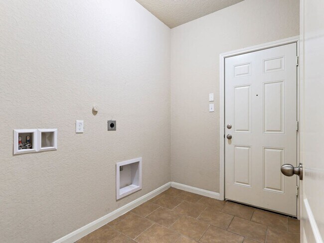 Building Photo - Charming Home Awaits: Spacious & Modern Li...
