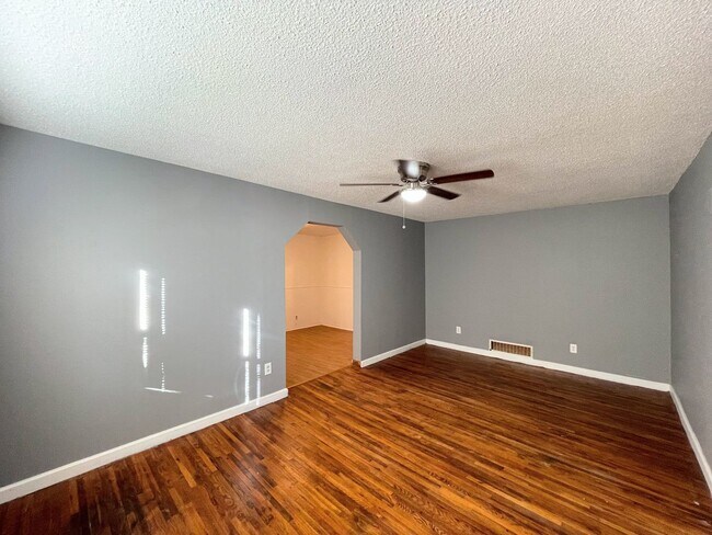 Building Photo - 2 Bed 1 Bath with 2-Car Detached Garage