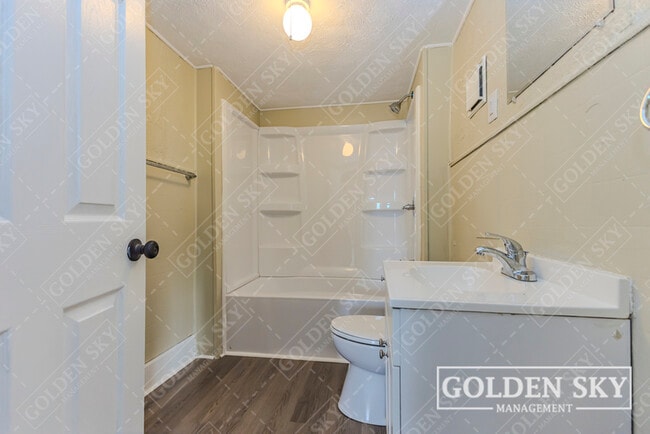 Building Photo - 646 N Mulberry St