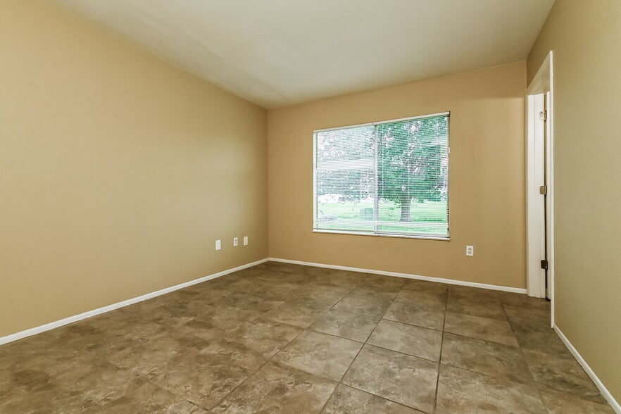 Building Photo - 2396 Roxbury Cir