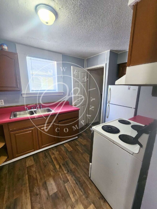 Building Photo - Spacious 3 bed with bonus room and shower ...