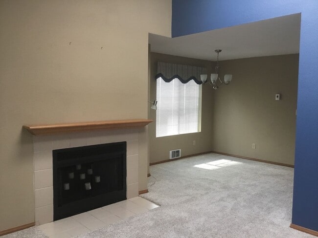 Building Photo - 2 Bedroom-1.75 Bath Single Story Condo/Just minutes from shopping, restaurants & great location f...