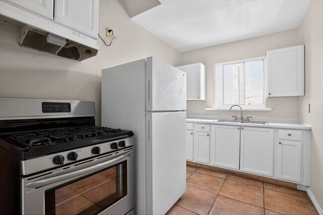 Building Photo - Charming 3BR Duplex in Los Angeles