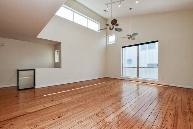 Building Photo - 824 Robin St