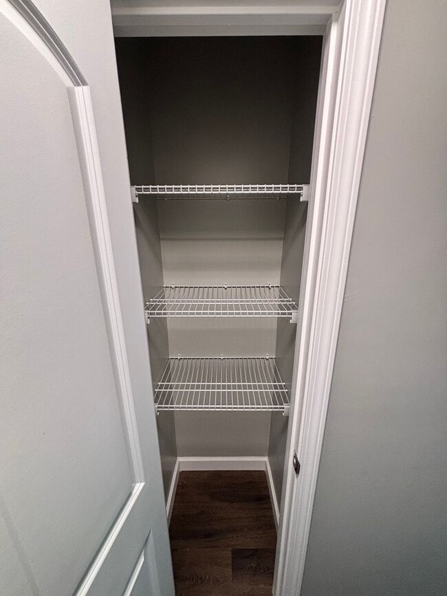 Building Photo - Spacious 3BR Rancher Near Washington Pike – Quiet Setting, Minutes to Downtown!