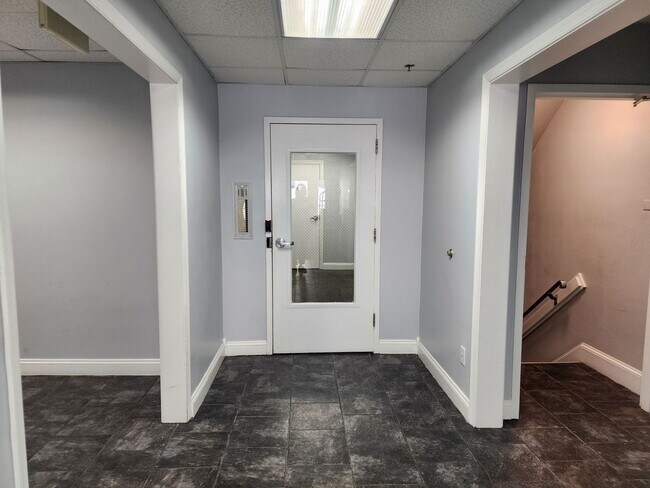 Building Photo - Historic Bethlehem - 2 Bedroom Apartment