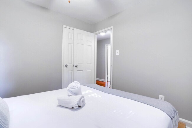 Building Photo - 1420 W Abingdon Dr