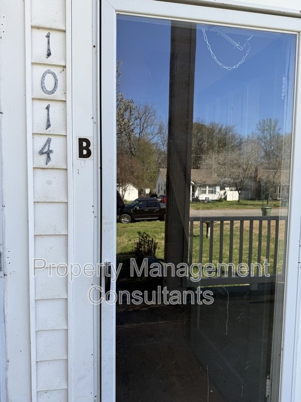 Building Photo - 1014 E 1st St